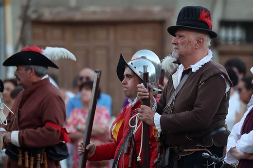 Se presentaba como una novedad este año, y no ha dejado indiferente a nadie. En la tarde de este viernes, Medina del Campo volvía a ser testigo de una nueva recreación histórica enmarcada en la Feria de Imperiales y Comuneros que ha colmado de ... historia y tradición el centro neurálgico de la localidad.